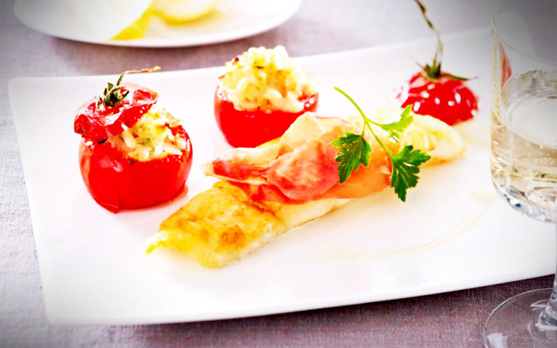 rezepte Kabeljaufilets zu gefüllten Tomaten mit Serrano-Schinken